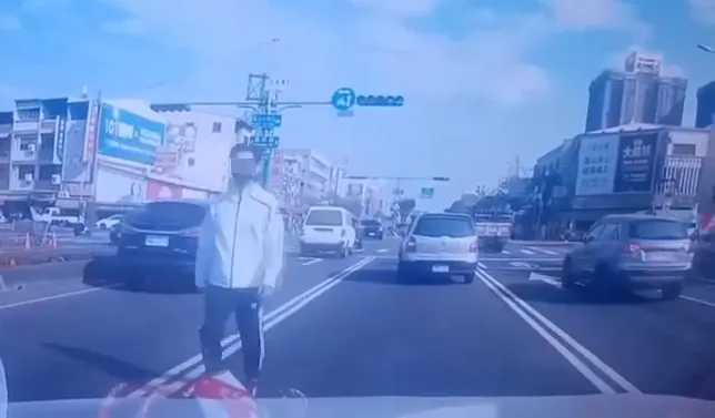 駕駛二度下車,衝向後方理論。取自爆料公社