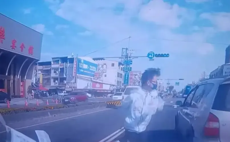 駕車疑忘拉手煞車或打P檔,車子跑了,他轉身追。取自爆料公社