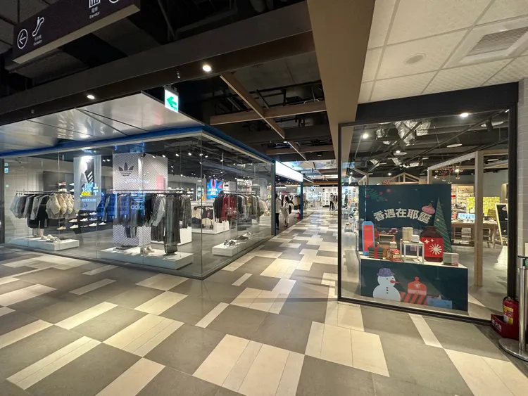 影城內的商場內部。新竹縣政府提供