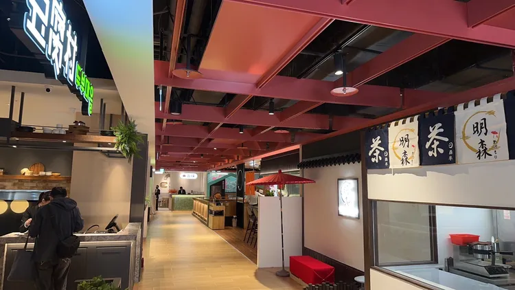 影城內餐飲街內部。新竹縣政府提供