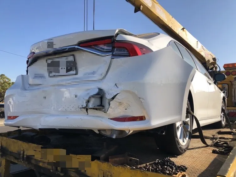 拖吊車把發生事故車輛載離現場。讀者提供