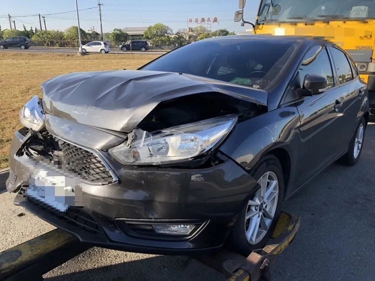 拖吊車移置事故車輛。讀者提供