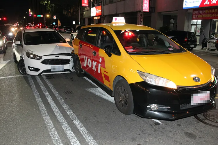 計程車遭後車追撞。張喆喜攝