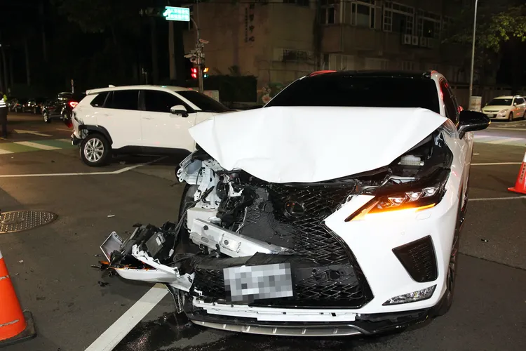 事故現場有一輛嶄新Lexus(凌志)限量版休旅車RX300(F SPORT版)撞毀。張喆喜攝