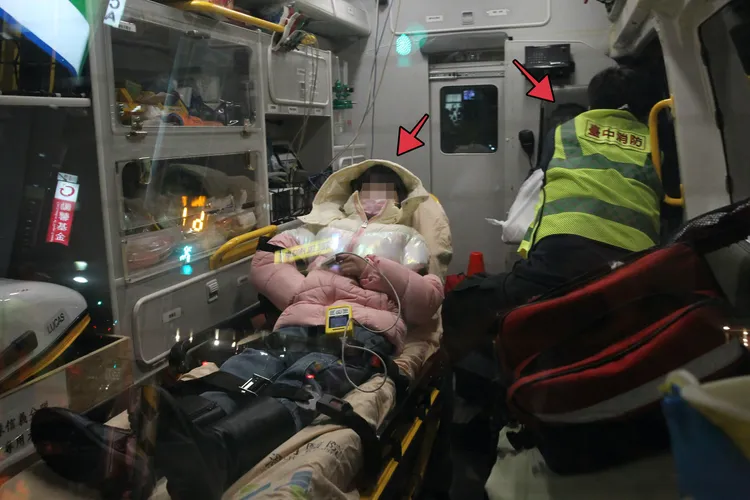 2名幼童意識清楚，被送上救護車。張喆喜攝