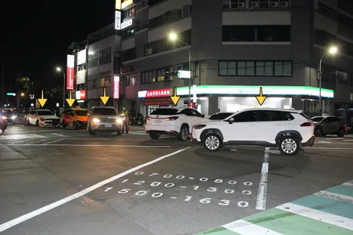 台中5车连环撞2童送医 可惜了!Lexus限量版RX300豪车撞毁