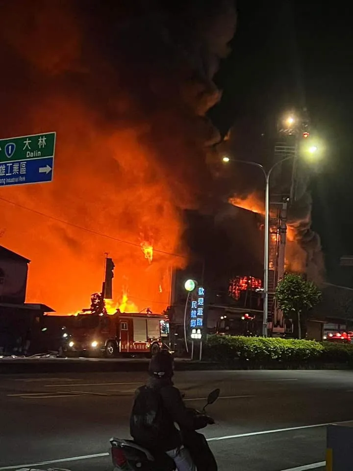 暗夜惡火，烈焰沖天。取自綠豆嘉義人