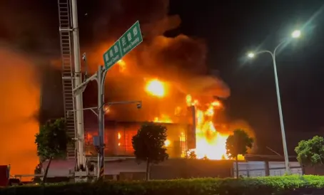 整排建築物陷入火海。取自綠豆嘉義人