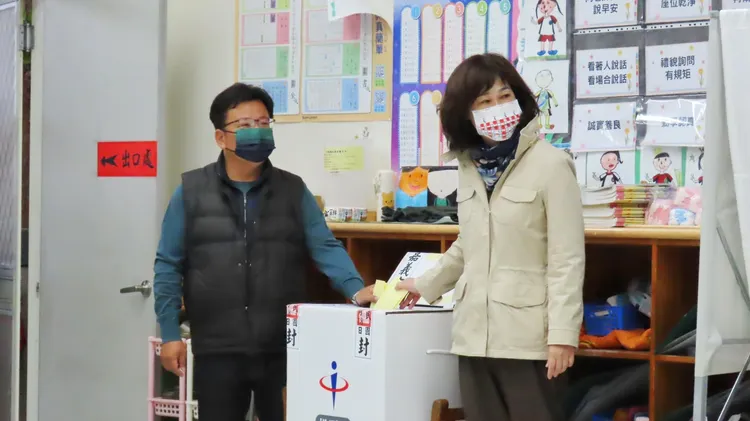 民進黨嘉義市長候選人李俊俋偕妻投票。翻攝李俊俋臉書