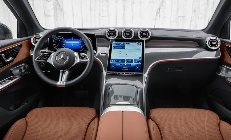 角度偏向駕駛者的中控直立大螢幕、與新C-Class的設計相同，內裝質感也非常吸引人。原廠提供