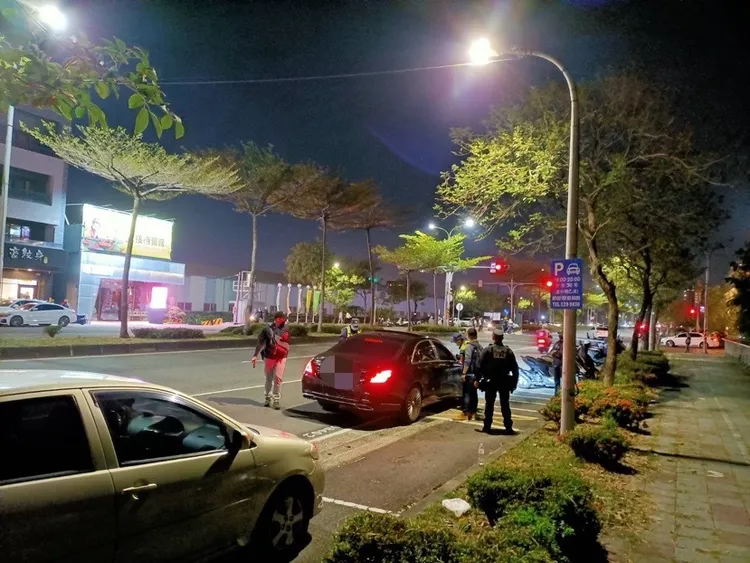 警方共派出111名警力荷槍實彈執行路檢、蒐證勤務。讀者提供