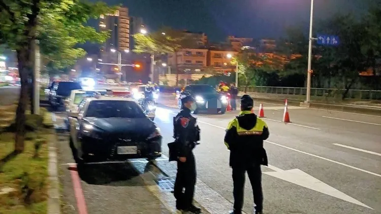 警方派出111名警力封道路檢。讀者提供