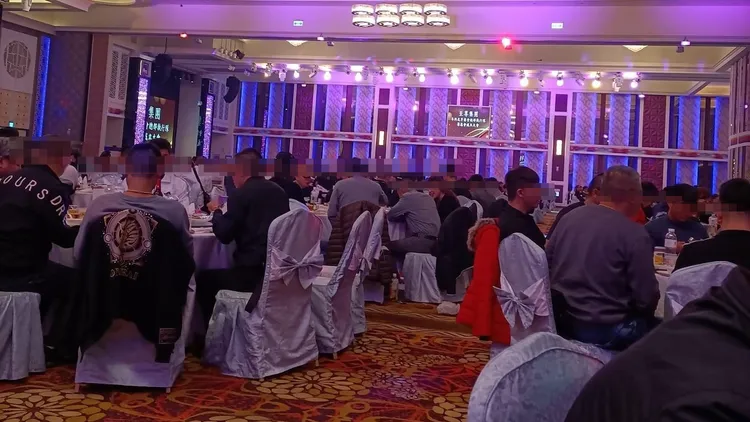 至尊盟21日晚間在大寮捷運站旁的餐廳會館舉辦年終尾牙。讀者提供