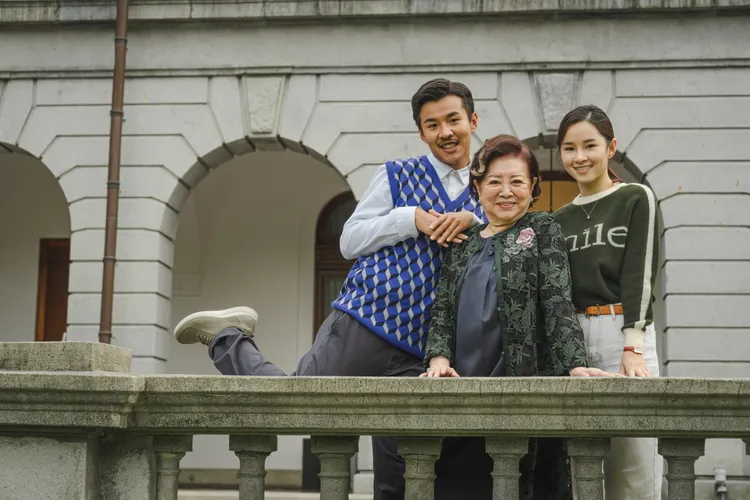 屁孩(左起)、陳淑芳、盧以恩於台北賓館拍攝《詐團圓》。台北双喜電影提供
