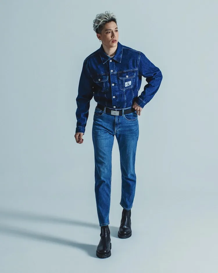 J.Sheon參與Calvin Klein「#mycalvins」企劃，擺出態度展現適合這季節的丹寧衣著搭配。翻攝jsheonofficial IG