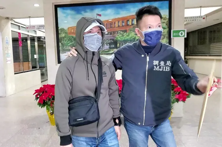 修敏傑深夜11時許移送地檢署複訊。呂志明攝