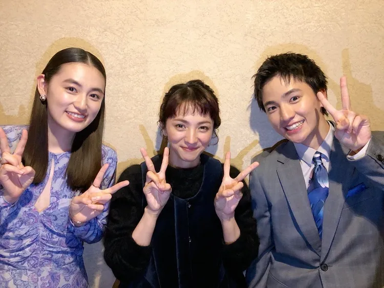 八木莉可子（左）日前為日劇《First Love初戀》宣傳，選擇日本珠寶品牌TASAKI珠寶為其造型增添韻味。翻攝taisei_kido_ IG