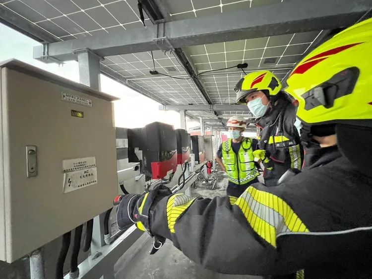 太陽能光電設備搶救演練。花蓮縣消防局提供