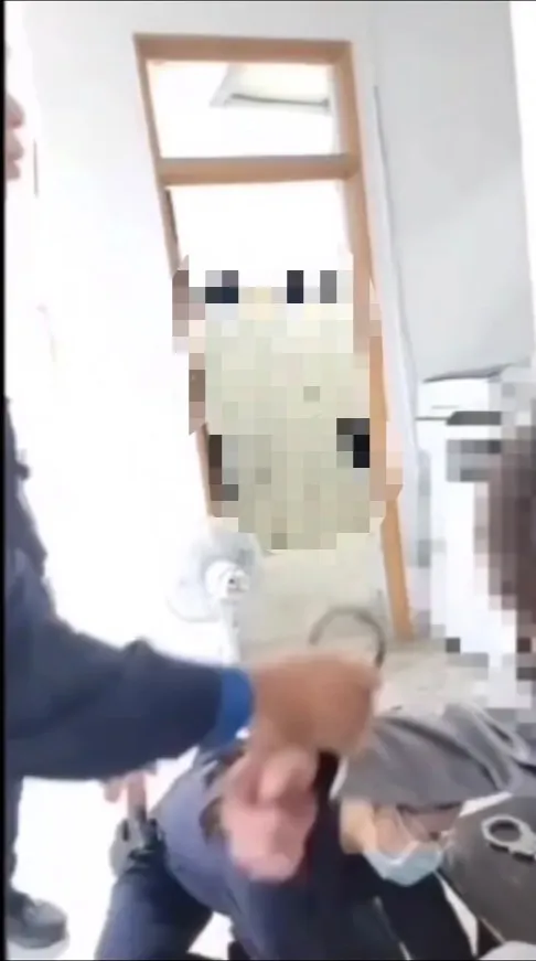 警壓制怪男並將其強制送醫。警方提供