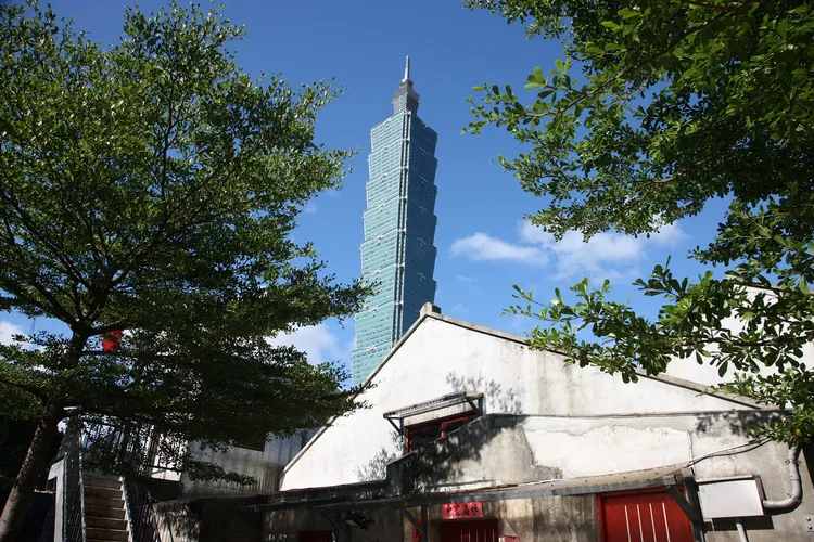 在四四南村可以捕捉眷村平房和台北101新舊交織的同框畫面。北市觀傳局提供