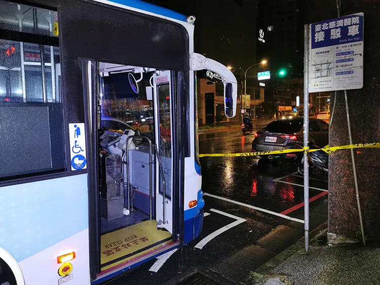 當時接駁公車停在停靠站。資料畫面