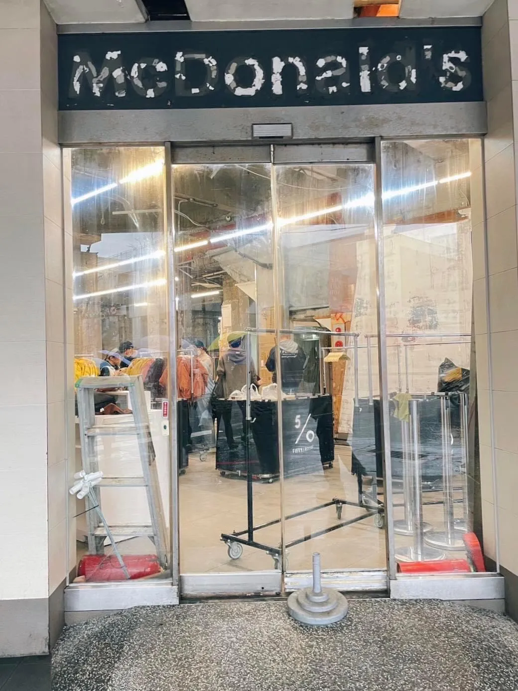該店面最近1-2個月在1樓有50% fifty percent 的服飾拍賣活動。翻攝臉書「基隆嗨嗨」