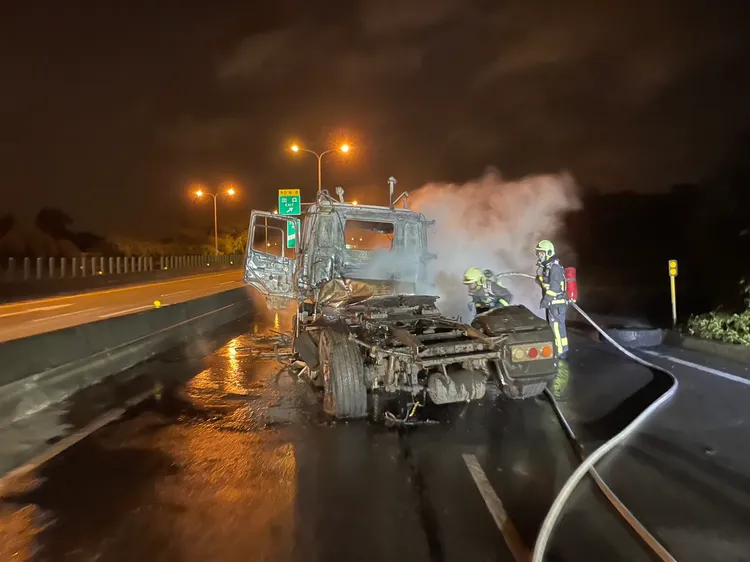 火勢迅速撲滅，但砂石車車頭付之一炬。消防局提供