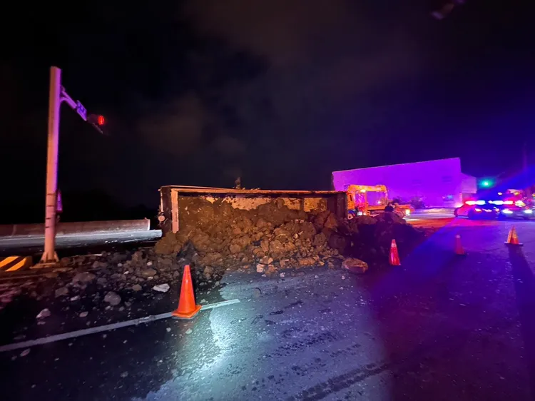 砂石車闖紅燈肇事翻車，大量土石和碎零件，清除到上午8時左右才正常通車。民眾提供