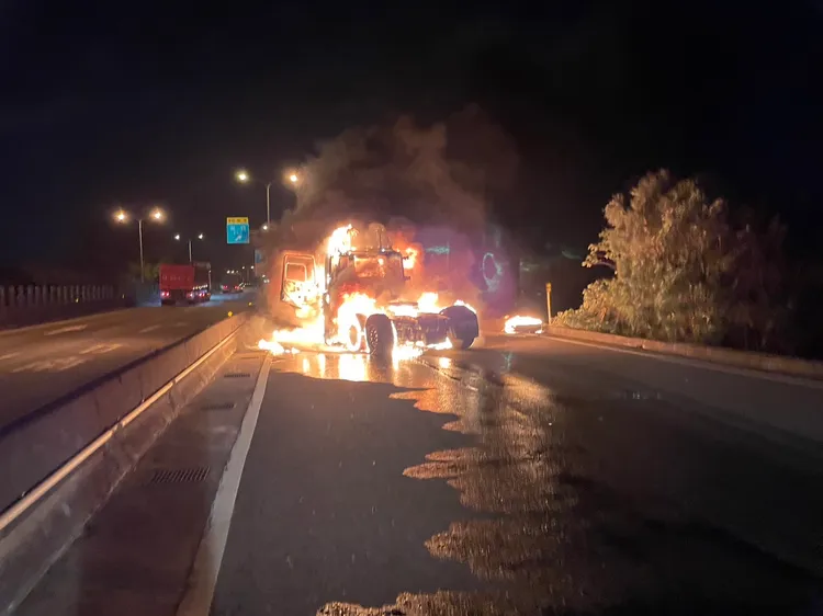 砂石車車頭跟車身脫離後起火。消防局提供