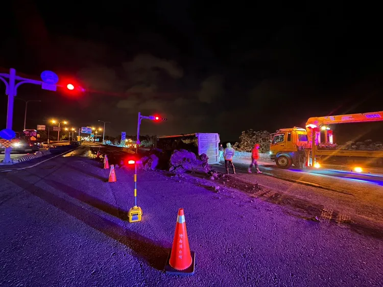 警方到場擺放交通錐、爆閃燈等警示設備，疏導車輛，並通知苗栗工務段及拖吊業者到場處理。民眾提供