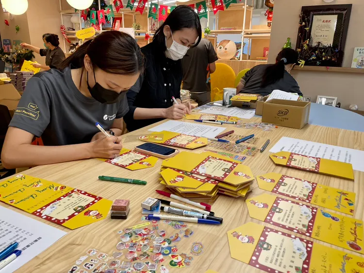 志工們親手寫下耶誕卡片，化身耶誕老公公，傳愛送暖到偏鄉。