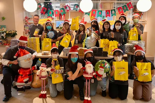 化身聖誕老人送暖! 遠雄志工包禮物愛心文具送偏鄉