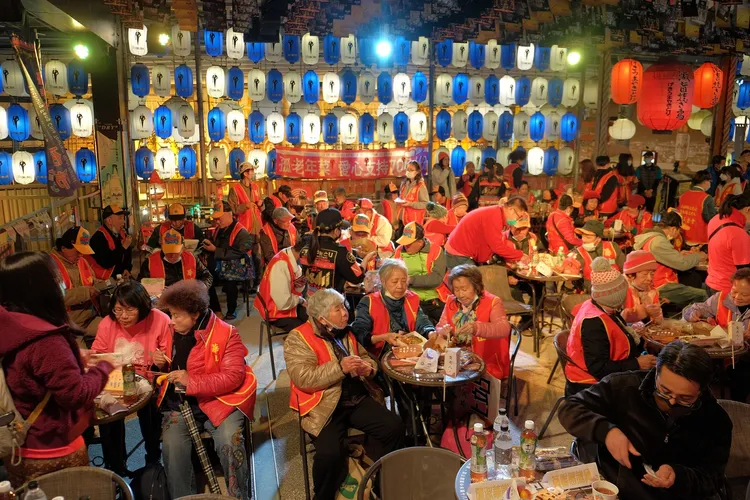 華山基金會50位獨居老人，在五星名店激旨燒鳥免費享用美食。逢甲夜市提供