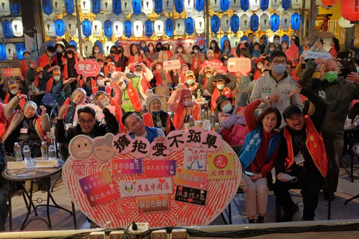寒冬有溫情!逢甲夜市邀50獨老享美食 老大人喜孜孜走出戶外