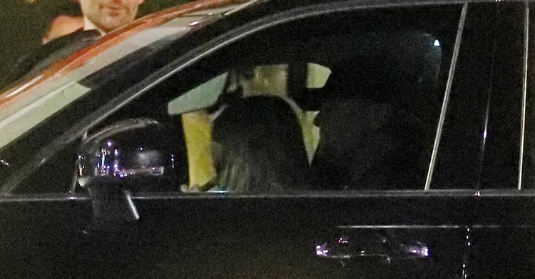 他倆最後一起上車，維多莉亞坐在駕駛座旁位子。達志