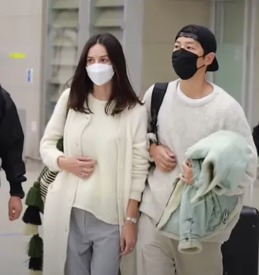 宋仲基和女友月初大方在機場亮相。翻攝newsen