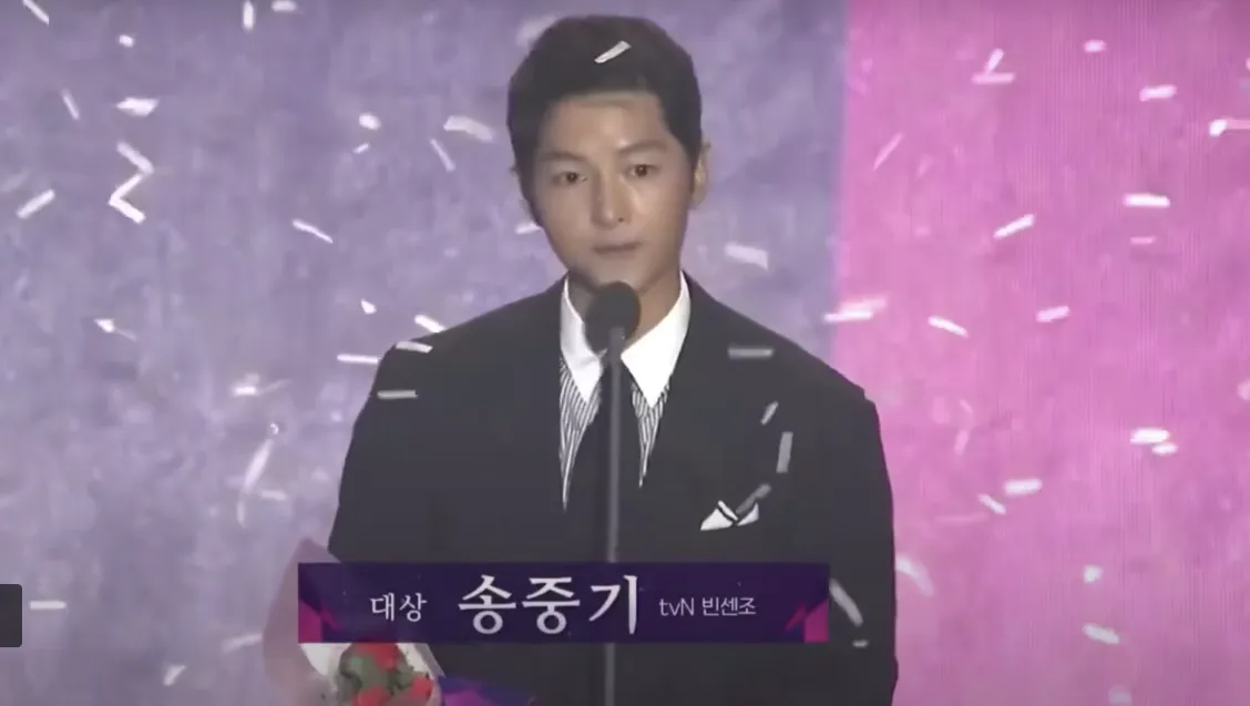 宋仲基9月以《文森佐》拿下大賞,在台上致詞「親愛的我們凱蒂」洩蜜。翻攝YouTube