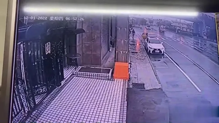 林男下車後從社區大樓地下室走進屋內。翻攝照片