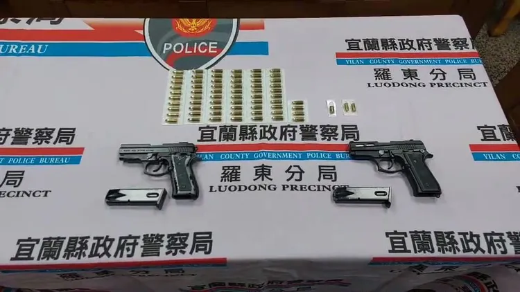 警方起出2把改造手槍及60多發子彈。讀者提供
