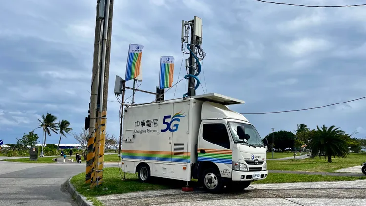 在會場周邊有中華電信的工務車，以維持當天網路通訊順暢。古和純攝