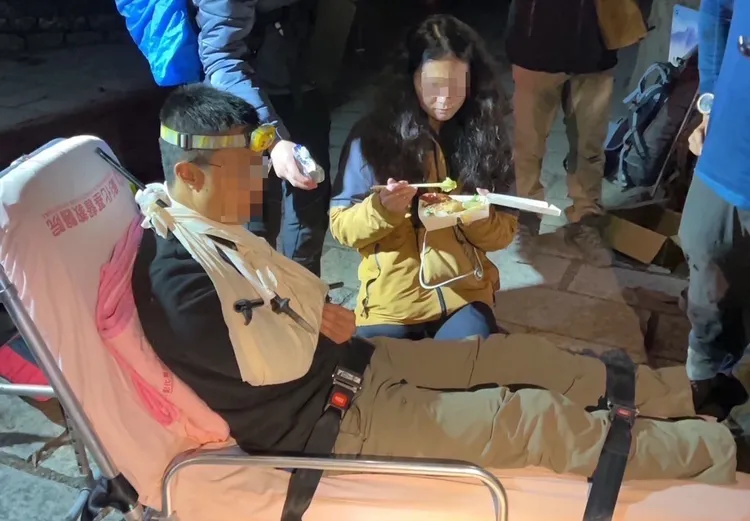 搜救人員也在登山口準備便當，並請救呼車待命，順勢將傷者送醫。民眾提供