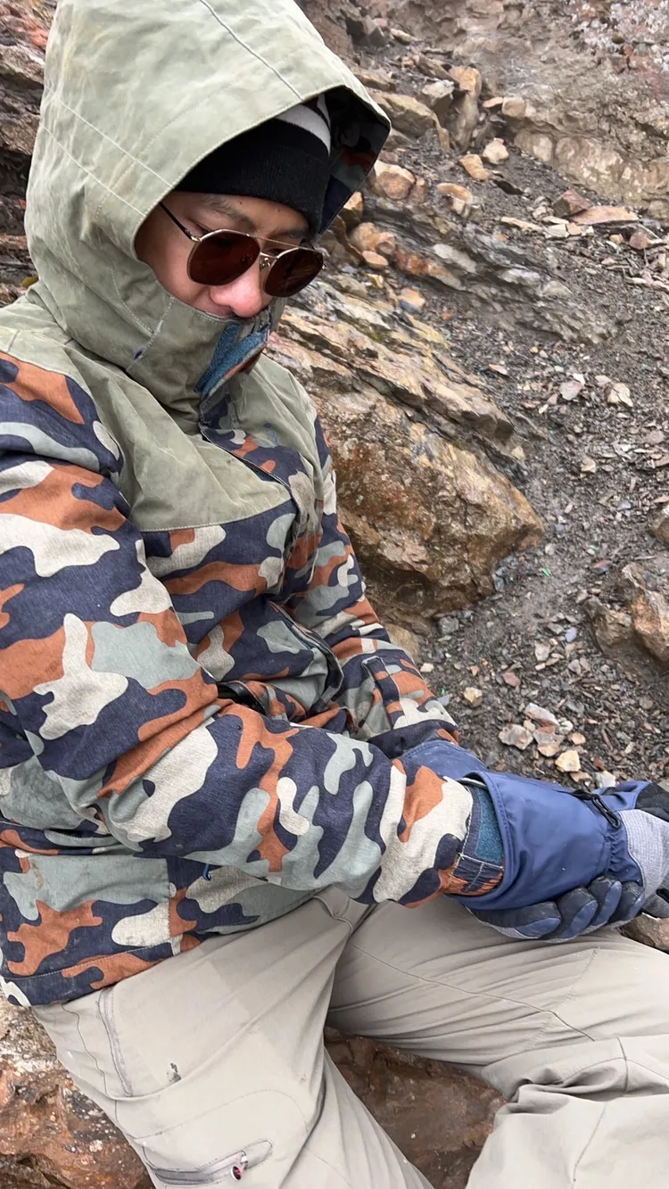 一名山友右手臂遭到落石砸中，疑似有骨折現象。民眾提供