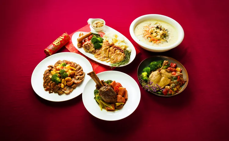 也有西式的冷凍外帶年菜，由3F覓舍推出，包含「匈牙利慢燉牛肉」、「阿爾薩斯酸菜豬腳」等菜色，年菜組合售價4388元。業者提供