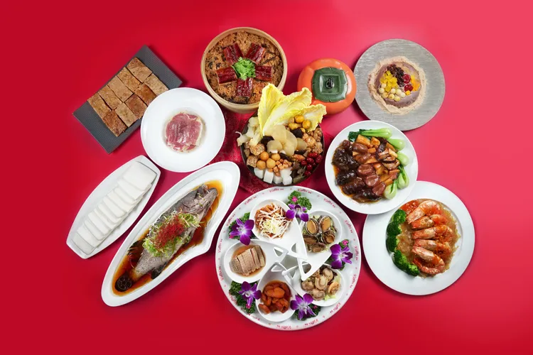 常溫年菜3家餐廳皆有推出，江南村外帶年菜包含「富貴利鮑燒婆參」、團圓必備的「柿柿如意佛跳牆」等菜色，A組合價格7888元。業者提供