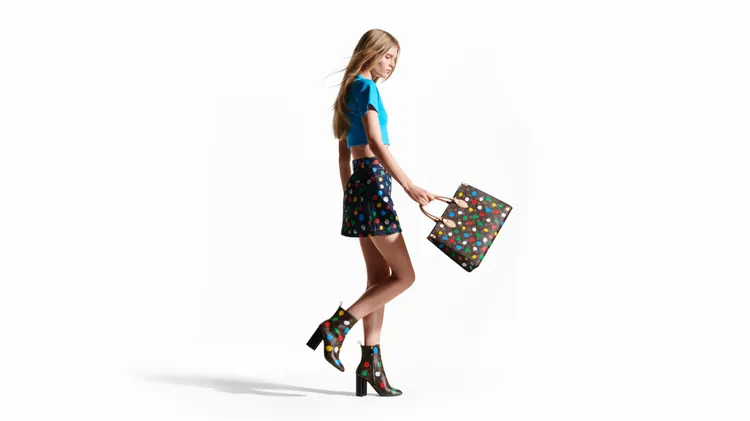 引入彩色圓點的Painted Dots系列，將草間彌生標誌性的彩色圓點，藉由繁複的絹印和壓花技術，重現於各式包款、皮件之上。品牌提供