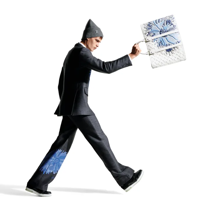 最後登場的Psychedelic Flower系列，則汲取草間彌生1993年畫作《花》為靈感。品牌提供