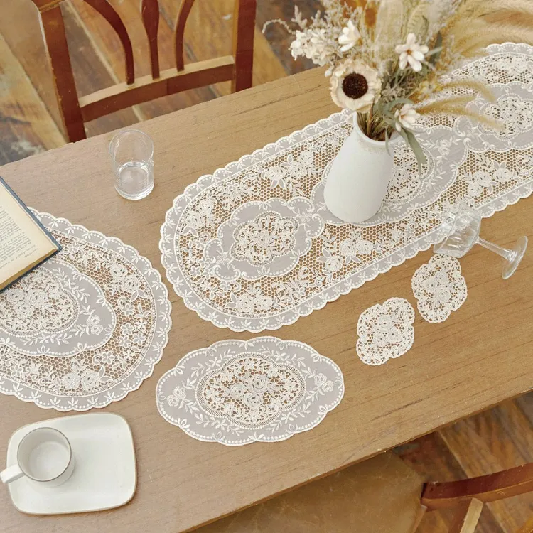 LinLi Boutique一站式精品選品旗艦館獨到的選品內容和便利安全的交易方式，讓李詠嫻讚賞不已。圖片商品為台灣品牌David’s Angel古典玫瑰紗網刺繡蕾絲桌墊。品牌提供