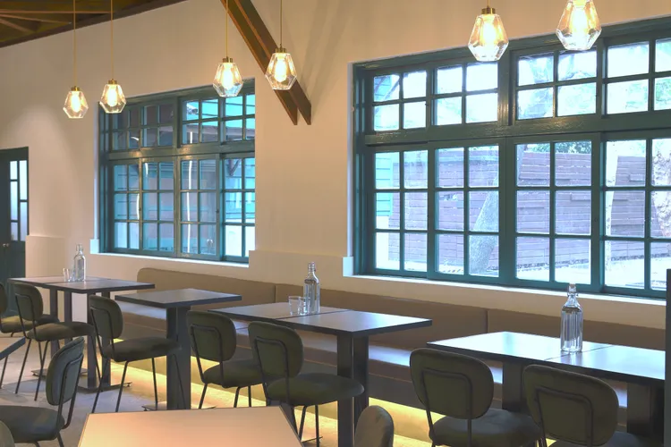 空間內亦保留了原始建築綠色窗框，搭配窗光拍起照來相當好看。光一提供