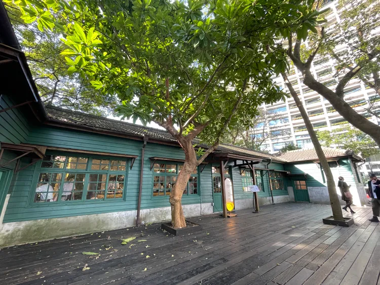 「光一 一個時間」坐落於松山文創園區生態池畔。黃盈甄攝