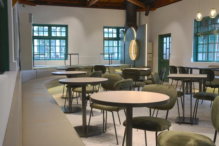 沙發座位區下方皆提供有插座供消費者使用。光一提供